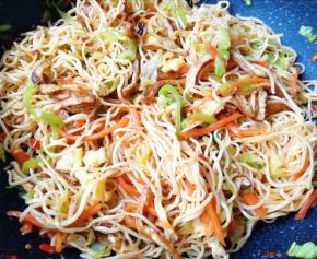 下入炒熟的鸡蛋翻炒均匀，关火出锅。