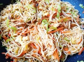 下入炒熟的鸡蛋翻炒均匀，关火出锅。