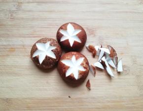 香菇洗干净刻花刀。