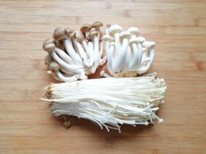 白玉菇、蟹味菇和金针菇切去根部清洗干净。