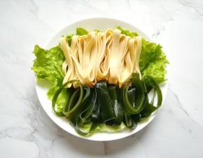豆皮和海带洗干净切成条状。