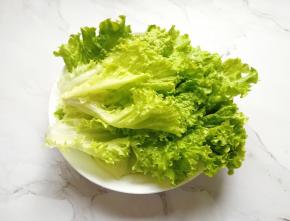 生菜洗干净控一下水分。