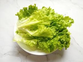 生菜洗干净控一下水分。
