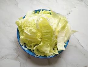 白菜洗干净切成大片。
