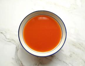 准备好自制西红柿酱（妈妈自己做的西红柿酱，酸酸甜甜特别好吃，没有可以用新鲜西红柿去皮炒软，用糖和盐调味代替）。