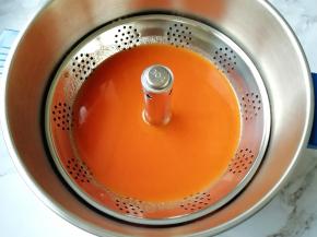 #升降火锅#里面倒入西红柿酱。