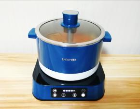 加水没过提篮，盖上锅盖选择“火锅”功能，大火烧开。