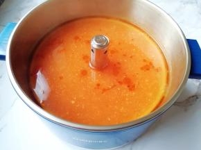 将芝士片烧融化以后打开锅盖，放盐和蔬之鲜调味。