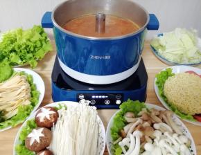 锅开以后就可以下菜了。