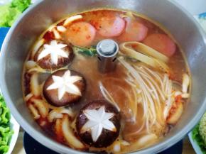 先下入比较耐煮的菜煮至8成熟。