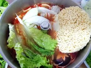 再下入生菜、白菜和泡面一起煮开即可。