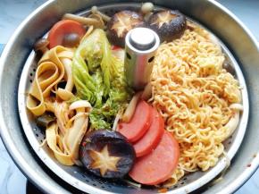 选择#升降火锅#的“上升/下降”按键，将提篮升起，美味就呈现在眼前了。