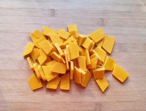 板栗南瓜去皮去瓤，洗干净切成片。