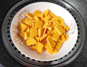 放在盘子里隔水蒸熟。