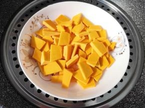 放在盘子里隔水蒸熟。