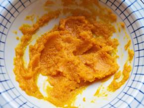 蒸熟的南瓜片从蒸锅里取出，放进大一点的容器里面，用勺子压成南瓜泥。