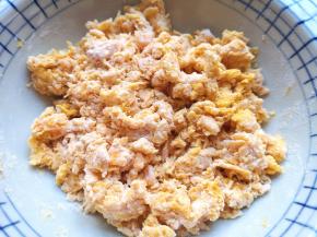 先用手将南瓜泥和面粉抓捏成絮状。