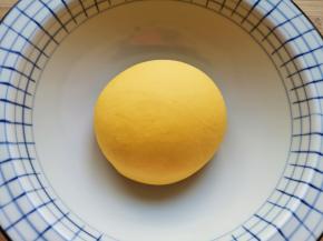 再揉成光滑的面团，盖上湿布饧半个小时。