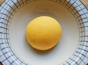 再揉成光滑的面团，盖上湿布饧半个小时。