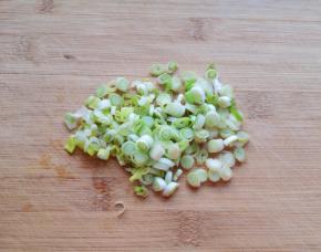 饧面的时间里准备烩麻食的配菜。 葱洗干净切成葱花。