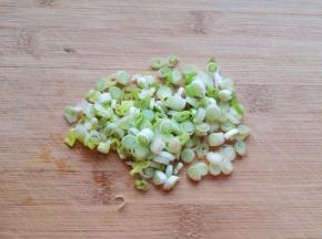 饧面的时间里准备烩麻食的配菜。 葱洗干净切成葱花。