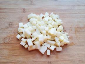 土豆去皮洗干净切成小丁，用凉水泡上。