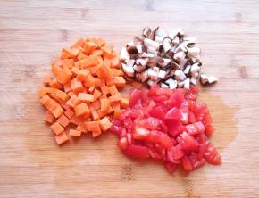 西红柿、胡萝卜和香菇分别洗干净切成小丁。