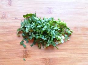 香菜洗干净切碎。