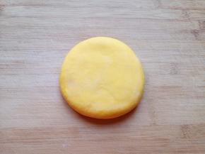 饧好的面团再次揉光按压成饼状。