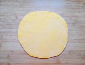 用擀面杖擀成0.5cm厚的面皮。