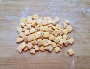 切成1cm左右大小的小方丁面片，多撒点干面粉，防止粘连。