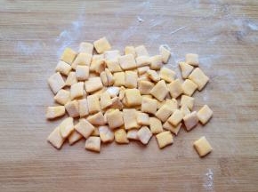 切成1cm左右大小的小方丁面片，多撒点干面粉，防止粘连。