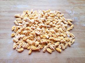 10分钟不到，麻食就全部搓完了，一定记得多撒点干面粉，防止麻食粘在一起。