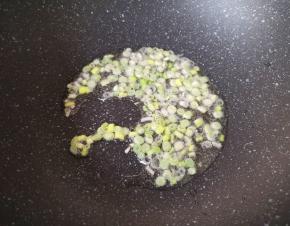 炒锅内倒适量的食用油烧热，下入葱花炒香。