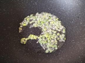 炒锅内倒适量的食用油烧热，下入葱花炒香。