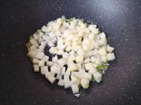 下入土豆丁翻炒至变色。