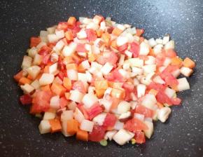 下入西红柿、胡萝卜和香菇丁翻炒均匀。