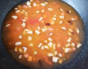 加入适量的水烧开，放盐调味。