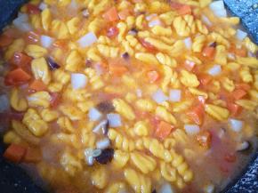 下入麻食再次烧开，中小火煮5分钟左右，放原味鲜鸡鲜调味料搅拌均匀关火。