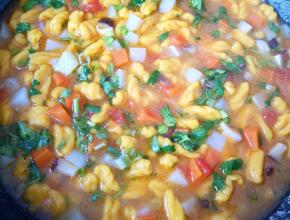 撒上香菜碎即可出锅。