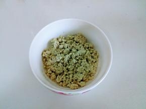 豆腐用刀碾碎，越碎越好。