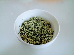 加入荠菜末。