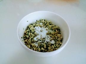 入食盐、胡椒粉、香油、1勺淀粉调味，搅打上劲。