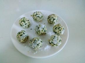 盘子里放1勺淀粉，把荠菜豆腐汆成丸子，放在上面。依次做完。