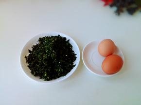 处理食材。荠菜解冻后洗净切末。