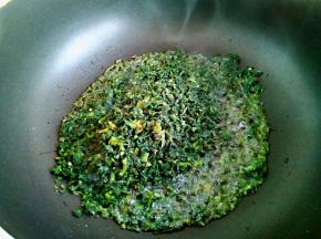 油热放入荠菜煸炒。