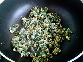 出香时倒入鸡蛋液翻炒，蛋液凝固炒熟关火。