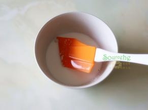 制作种面团：牛奶加热至35度左右，喝的时候刚刚好，不会烫嘴这个温度。加酵母拌均，静放5分钟。