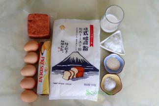 香软吐司食材：（以下配料450克吐司模具一个）
种面团：金山日式吐司粉50克，干酵母4克，牛奶50克。
主面团：金山日式吐司粉200克，鸡蛋125克，细砂糖33克，盐3克，黄油82克
全蛋液适量（刷表面）、
装饰食材：火腿、芝士、鸡蛋、吐司
