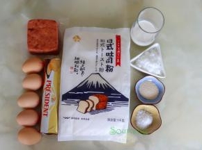 香软吐司食材：（以下配料450克吐司模具一个）
种面团：金山日式吐司粉50克，干酵母4克，牛奶50克。
主面团：金山日式吐司粉200克，鸡蛋125克，细砂糖33克，盐3克，黄油82克
全蛋液适量（刷表面）、
装饰食材：火腿、芝士、鸡蛋、吐司